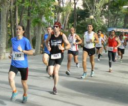 Ampliar foto: La Carrera Popular Pilar 2012 ha reunido a casi 1.000 corredores en el Parque Grande �J. A. Labordeta�