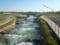 El canal de aguas bravas del Parque del Agua vuelve a la acción ocho meses después