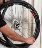 Cómo cambiar la cámara pinchada de la rueda de la bicicleta