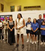 El Ayuntamiento de Zaragoza recibe a la campeona del mundo de fútbol Salma Paralluelo
