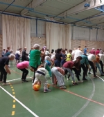 Jornada Intergeneracional entre usuarios/as del programa «Actividad Física para adultos y mayores de 67 años» y niños de educación primaria