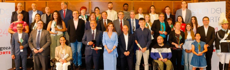 La alcaldesa Natalia Chueca entrega al CN Helios la Medalla al Mérito Deportivo Ciudad de Zaragoza