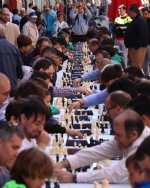 La calle Delicias celebró su primer torneo de ajedrez al aire libre con un centenar de participantes