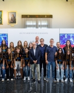 El Ayuntamiento de Zaragoza recibe al Cosmos Aragón de fútbol femenino