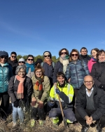Los usuarios de los cursos municipales de actividad física 'Entra en Acción' realizan una plantación de árboles en el Vedado de Peñaflor