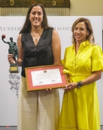 Natalia Chueca entrega a Vega Gimeno la distinción como 