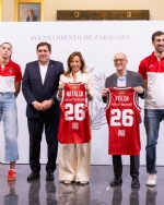 La alcaldesa Natalia Chueca recibe al Casademont Zaragoza y destaca su papel como embajador de la ciudad en España y Europa