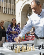 Más de 150 personas mayores celebran el Día Internacional de las Personas Mayores con un gran torneo de ajedrez en el Paseo de la Independencia