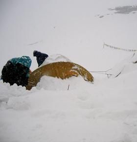Puya, nieve y más nieve. Carlos Pauner en el campo base de Manaslu