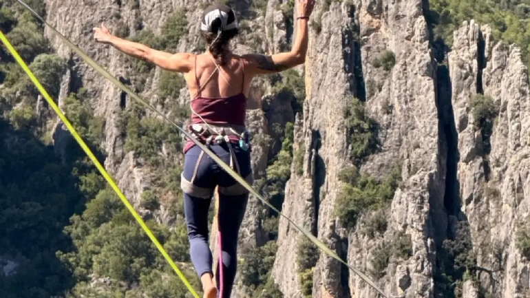 Camina sobre Mont-Rebei a 180 metros de altura y bate el récord femenino de highline