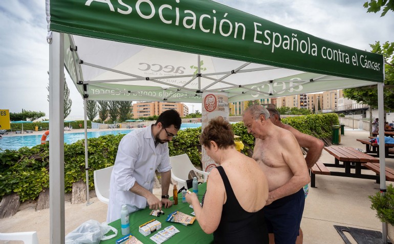 Las piscinas municipales se implican en la prevención del cáncer de piel con la campaña «Sol sin riesgo»