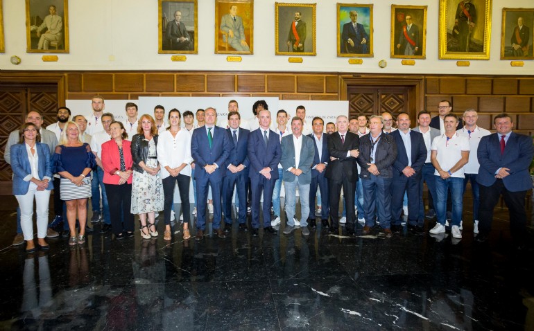 El Ayuntamiento desea suerte al Casademont Zaragoza en la temporada de su regreso a Europa