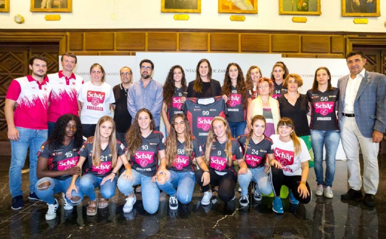 El Ayuntamiento muestra su apoyo al Schär Zaragoza en su segunda temporada en la división de plata de balonmano femenino