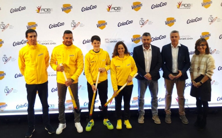 El joven zaragozano Moisés Cantín recibe una beca que contribuirá a impulsar la práctica del hockey en el CDM Delicias
