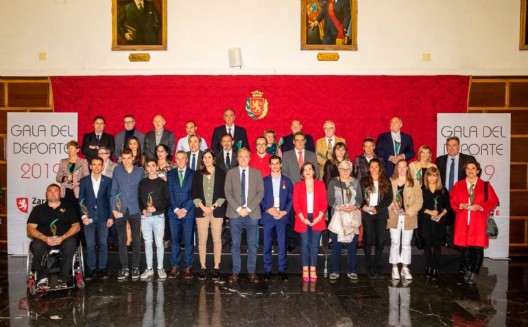 El Ayuntamiento entrega a Javier Fernández la Medalla al Mérito Deportivo Ciudad de Zaragoza