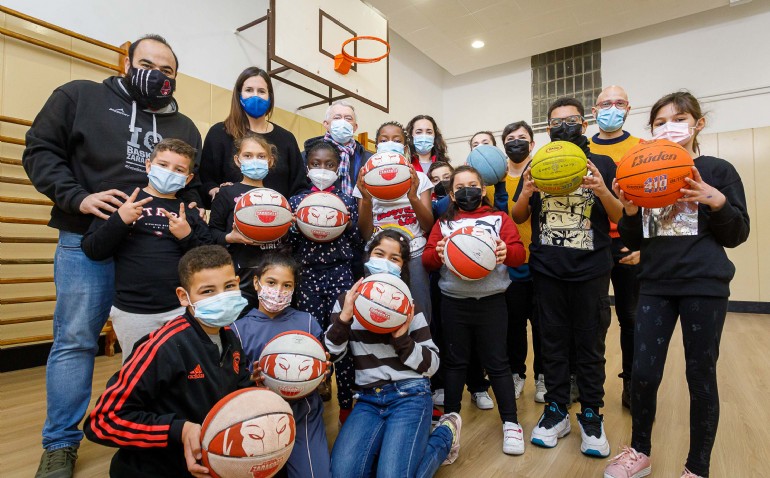 600 escolares en riesgo de exclusión practican deporte con el proyecto 3Pies, impulsado por la Fundación Basket Zaragoza con el apoyo de Zaragoza Deporte
