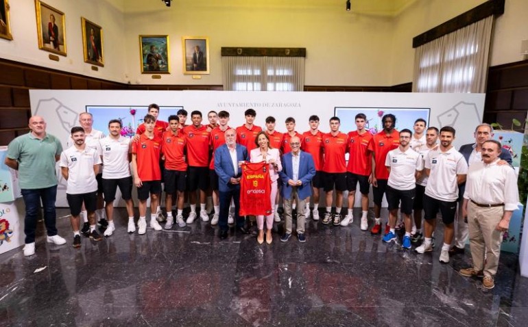 El Ayuntamiento de Zaragoza recibe a la selección española de baloncesto U16 antes del torneo internacional que jugará en la ciudad