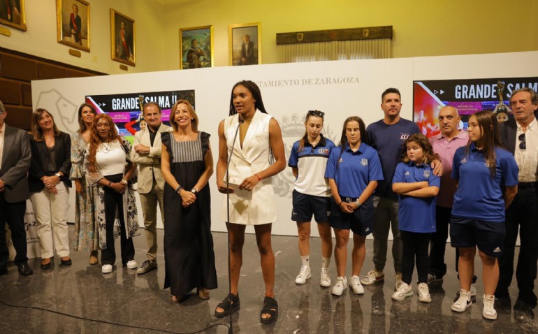 El Ayuntamiento de Zaragoza recibe a la campeona del mundo de fútbol Salma Paralluelo