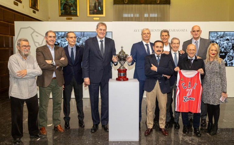 El Ayuntamiento recibe al equipo del CAI Zaragoza que hace 40 años se proclamó campeón de la Copa del Rey