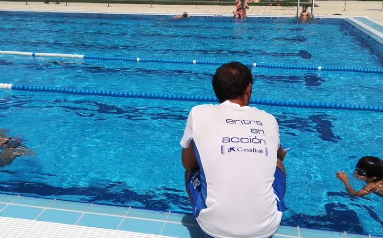 El Ayuntamiento de Zaragoza prepara los cursillos de natación para el verano en 18 piscinas municipales
