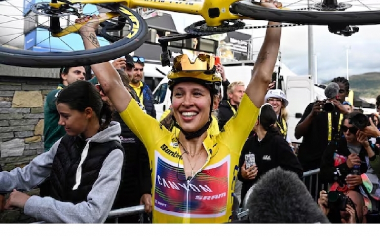 Otro drama para Vollering: pierde el Tour con Niewiadoma por 4 segundos