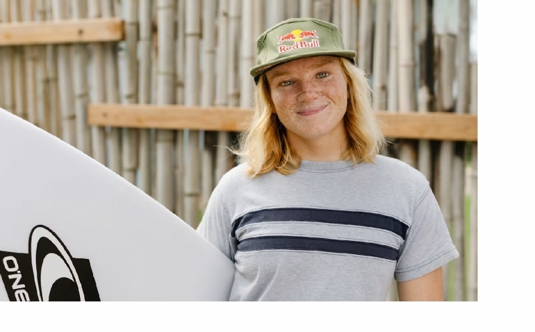 Caity Simmers, la más joven en ganar la World Surf League