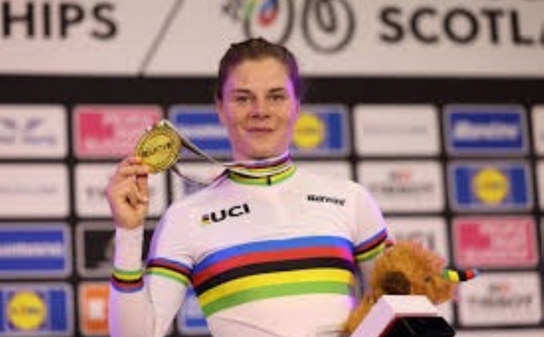 La belga Lotte Kopecky revalida su maillot arcoíris en la prueba en línea