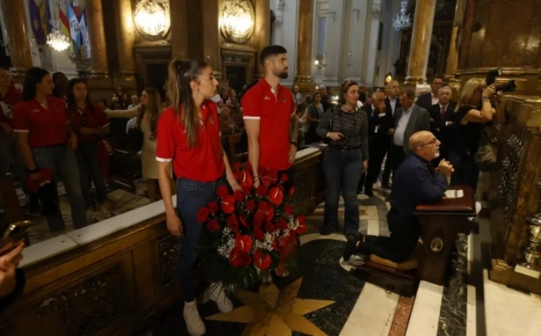 casademont zaragoza. El zaragocismo se suma a la ofrenda del Casademont Zaragoza a la Virgen del Pilar