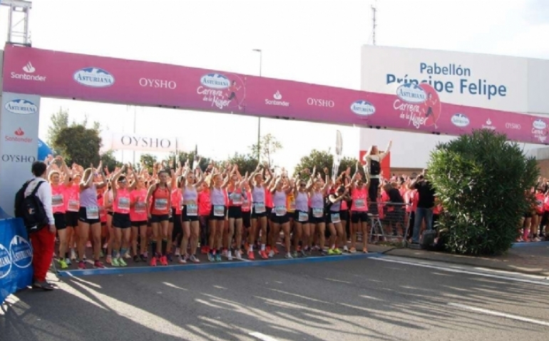 Hasta 14.000 mujeres tiñen de rosa las calles de Zaragoza en la Carrera de la Mujer 2024