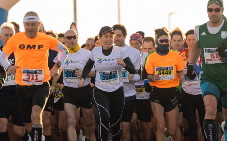 La alcaldesa Natalia Chueca participa en la carrera de empresas ESIC