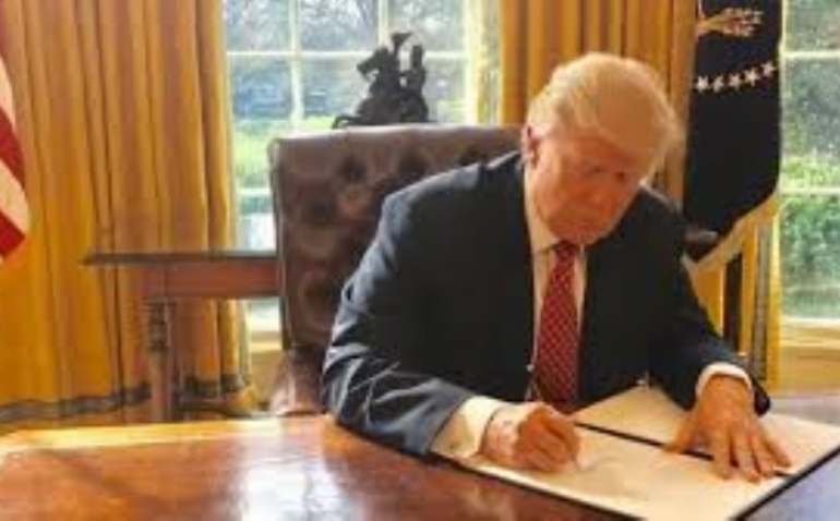 Trump firma un decreto para impedir a las mujeres trans competir en deportes femeninos