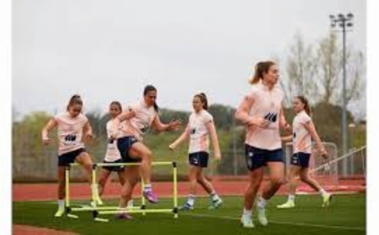 Irene Paredes se incorpora al grupo en la segunda sesión en Las Rozas de la selección