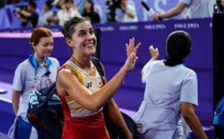 Carolina Marín vuelve a entrenar en una pista ocho meses después de su grave lesión en los Juegos de París