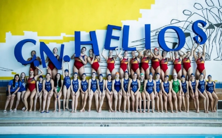 La selección española femenina de waterpolo, campeona olímpica en París 2024, visita el C.N. Helios