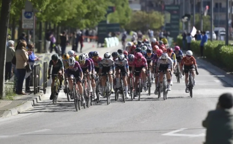 Vibrante etapa de la Vuelta femenina entre Barbastro y Huesca: cuatro caídas y un sorprendente sprint