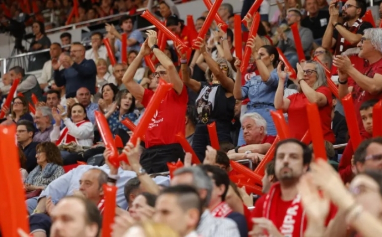 Juan Roig, sorprendido con la afición del Casademont Zaragoza: “Esto es más importante que los títulos”