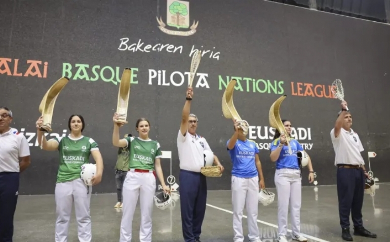 España derrota a Euskadi en un histórico partido de pelota vasca