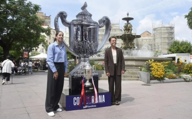La Copa de la Reina ya brilla en el centro de Huesca