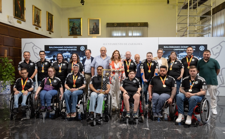 La alcaldesa Natalia Chueca recibe el BM Dominicos, campeón de España de balonmano en silla de ruedas