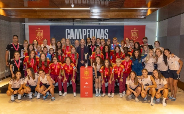 La Rojita celebra su histórico título con Louzán: “Nos estamos acostumbrando...”