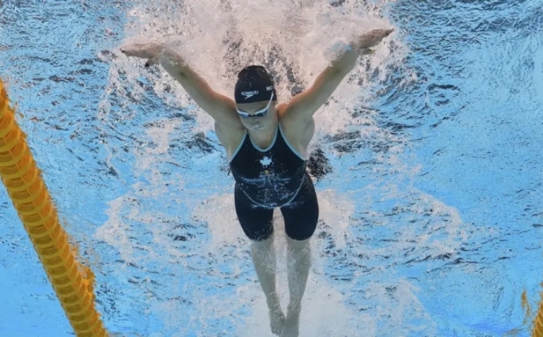 La canadiense Summer McIntosh se cuelga el oro mundial más amargo en los 200 mariposa
