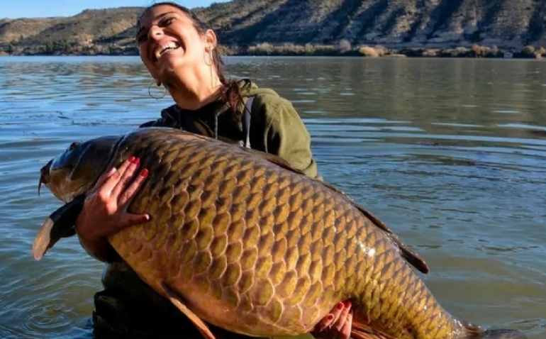 Pesa 50kg y pesca peces de 21: Aroha, la joven zaragozana que conquista el mundo del carpfishing