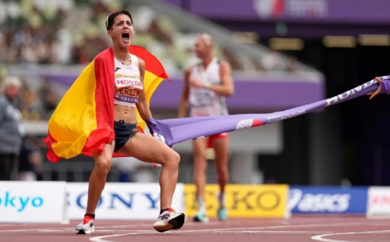 María Pérez agranda su leyenda con una exhibición para la historia