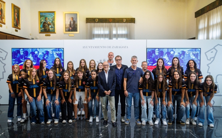 El Ayuntamiento de Zaragoza recibe al Cosmos Aragón de fútbol femenino