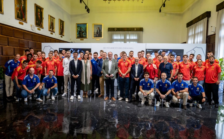 El Real Zaragoza recibe el «máximo apoyo» de la ciudad durante su recepción oficial en el Ayuntamiento de Zaragoza