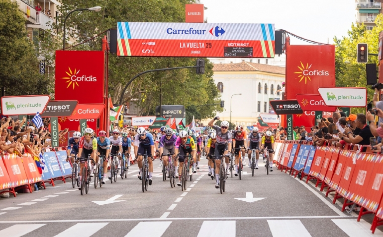 Zaragoza vive la gran fiesta del Ciclismo con La Vuelta, en un final de etapa espectacular