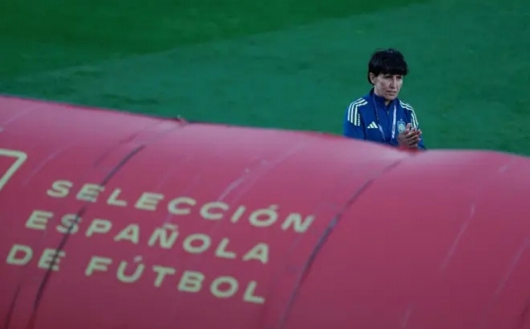 La selección de Sonia Bermúdez echa a andar con el calor del público