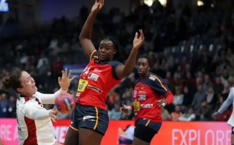 Tchaptchet, de las 'Guerreras', denuncia racismo en el Mundial: 