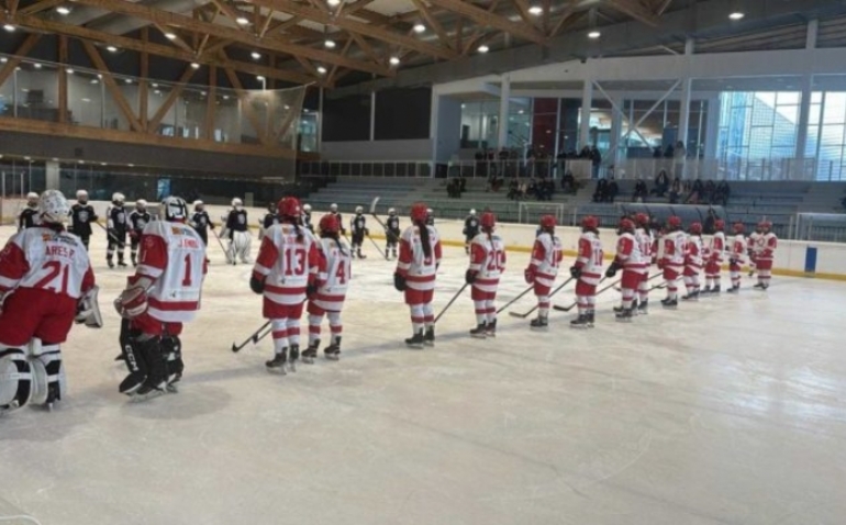 El Club Hielo Jaca femenino logra una victoria abrumadora en Vitoria y asciende en la Liga Nacional
