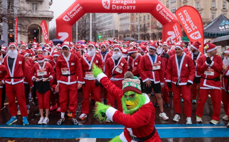 4.000 elfos y papás noel llenan de espíritu navideño las calles del centro de Zaragoza
